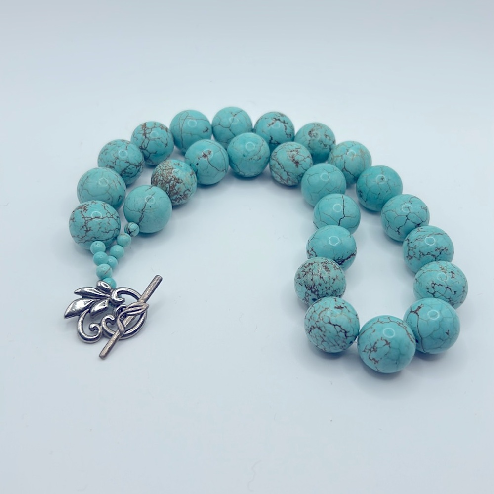 Faux turquoise rounded beaded necklace silver tone clasp tropical beach summer
